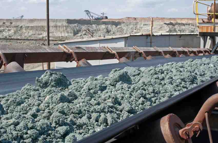 Conveyor belt moving raw materials in green mining solutions by Hydrolyz